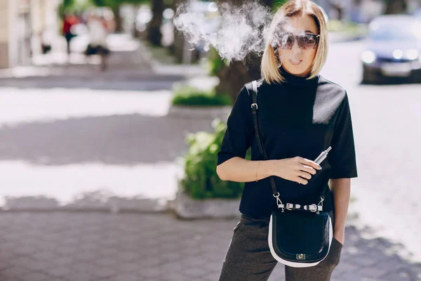 Jovem menina bonita goza de cigarro eletrônico — Fotografia de Stock