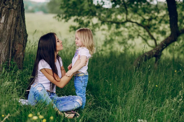 Barn nära träd med mamma — Stockfoto