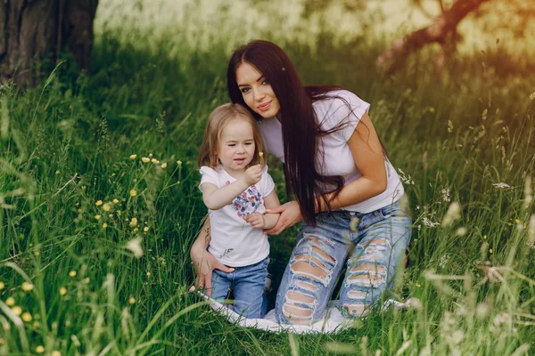 Barn nära träd med mamma — Stockfoto