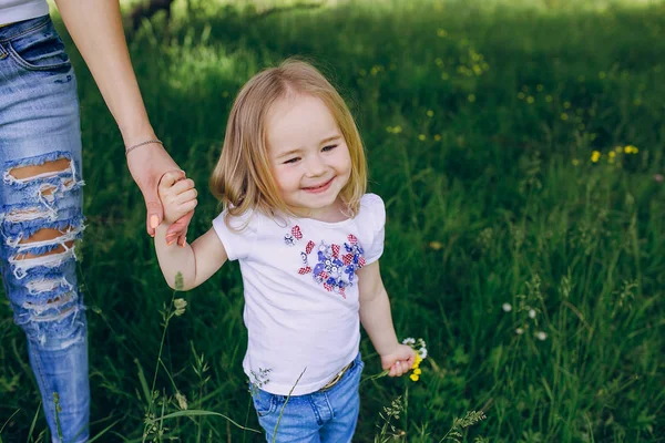 Child near tree with mom — Stock Photo, Image