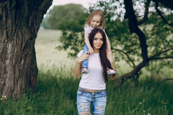 Enfant près de l'arbre avec maman — Photo