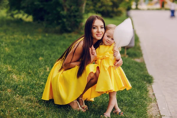 Mother and daughter — Stock Photo, Image