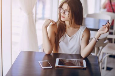 Gözlüklü esmer güzel