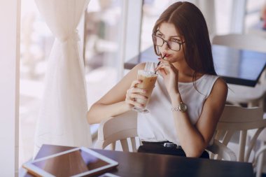 Gözlüklü esmer güzel