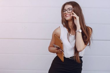 Gözlüklü esmer güzel