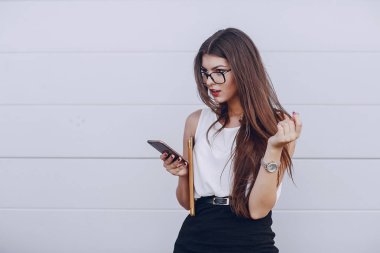 Gözlüklü esmer güzel