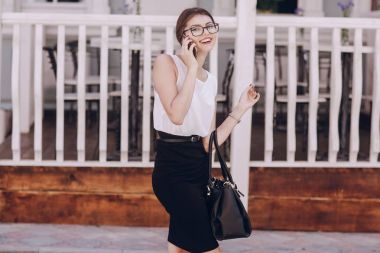 Gözlüklü esmer güzel