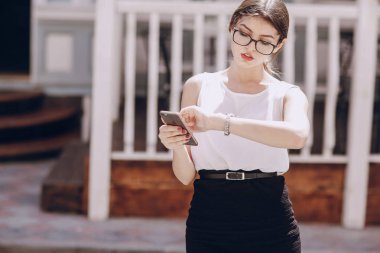 Gözlüklü esmer güzel