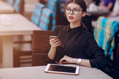 Gözlüklü esmer güzel