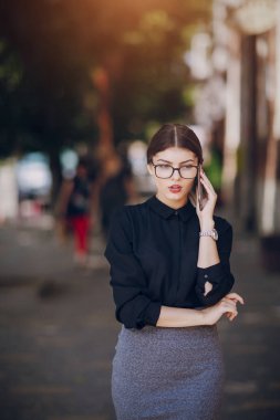 Gözlüklü esmer güzel