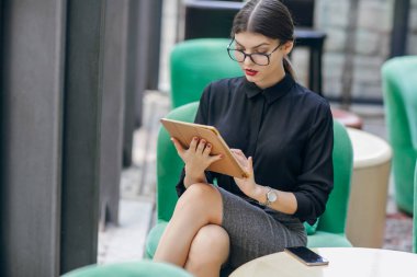 Gözlüklü esmer güzel