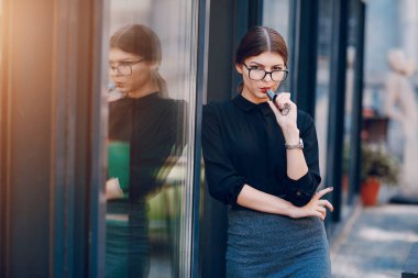 Gözlüklü esmer güzel