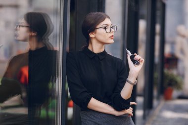 Gözlüklü esmer güzel