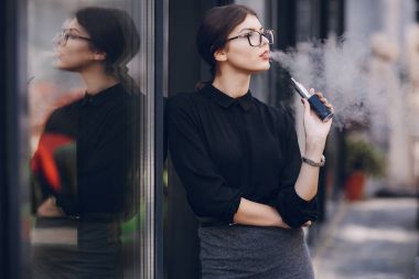 Gözlüklü esmer güzel