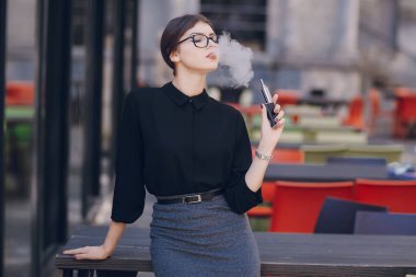 Gözlüklü esmer güzel