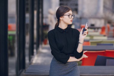 Gözlüklü esmer güzel