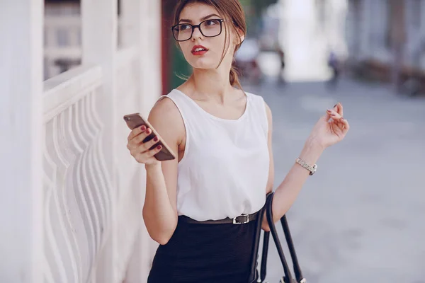 Krásná brunetka s brýlemi — Stock fotografie