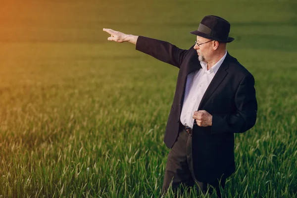 Viejo en el campo —  Fotos de Stock