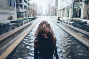 Kız sokakta yürüyor