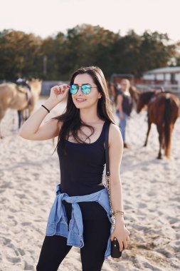 Kız bir ata binmek hazırlanıyor