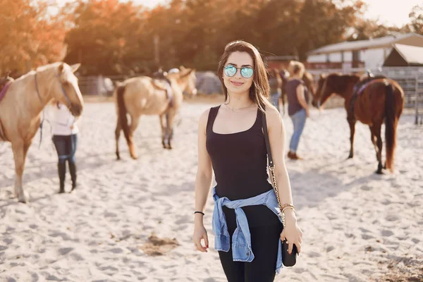 Chica preparándose para montar a caballo — Foto de Stock