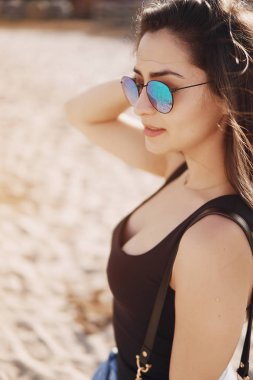 Kız bir ata binmek hazırlanıyor