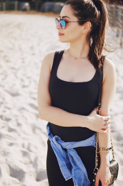 Kız bir ata binmek hazırlanıyor