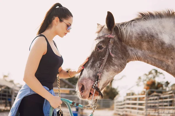 Meisje voorbereiding om te rijden een paard — Stockfoto