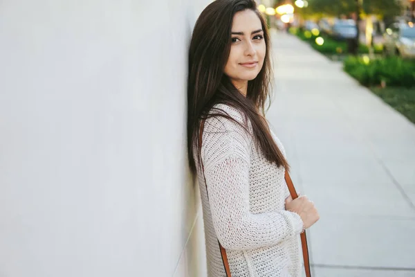 Mädchen Brünette auf der Straße — Stockfoto