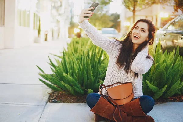 在大街上的女孩黑发 — 图库照片