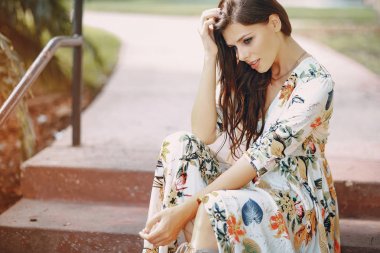 Sokaktaki güzel kız