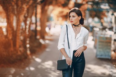 Sokaktaki güzel kız