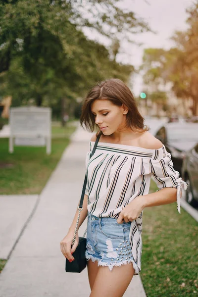 Schöne Mädchen auf der Straße — Stockfoto