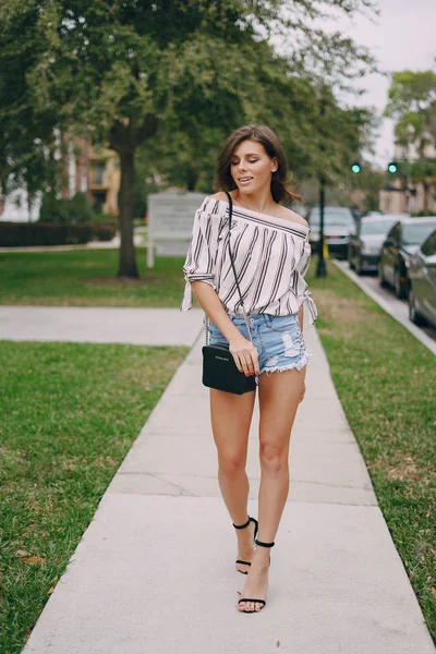 Beautiful girl on the street — Stock Photo, Image