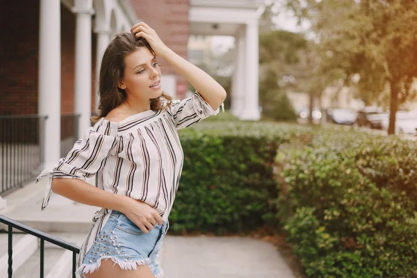 Beautiful girl on the street — Stock Photo, Image