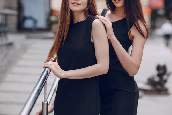 Две красивые девушки — стоковое фото