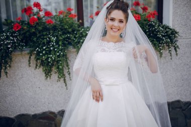 Beyaz elbisesi içinde gelin