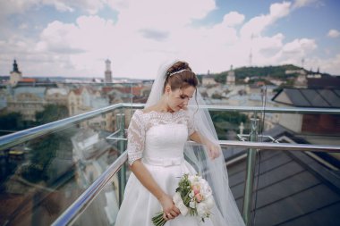 Beyaz elbisesi içinde gelin