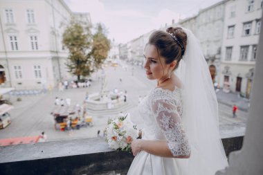 Beyaz elbisesi içinde gelin