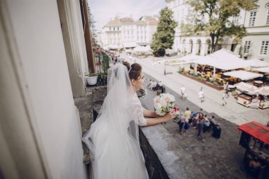 Beyaz elbisesi içinde gelin