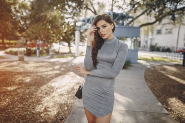 Sokaktaki güzel kız