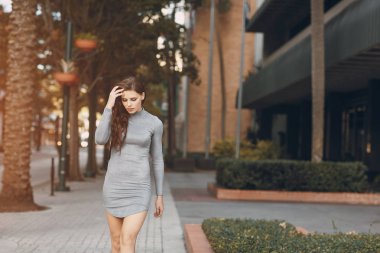 Sokaktaki güzel kız