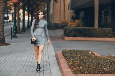 Sokaktaki güzel kız