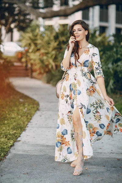 Hermosa chica en la calle — Foto de Stock