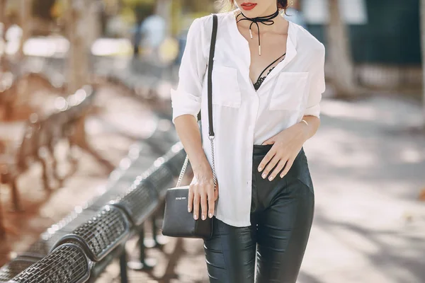 Beautiful girl on the street — Stock Photo, Image