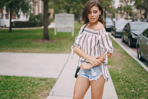 Hermosa chica en la calle —  Fotos de Stock