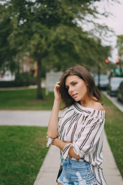 Belle fille dans la rue — Photo