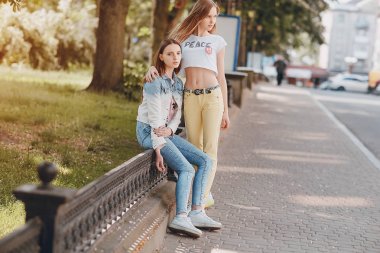 Sokakta genç modeli