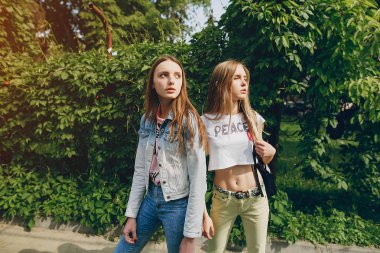 Sokakta genç modeli