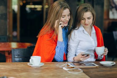 Bir kafede iki kız.